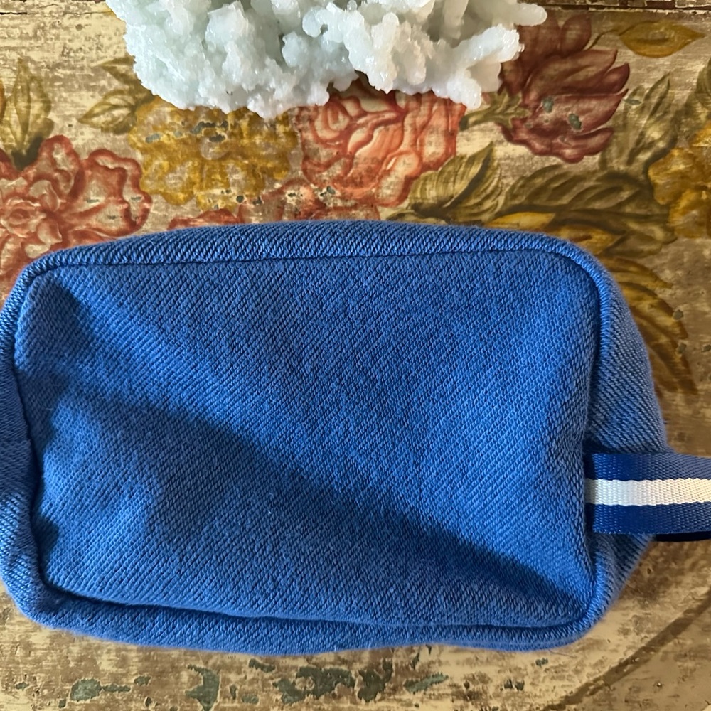 🦋Free People Cosmetics Bag - Picture 2 of 4